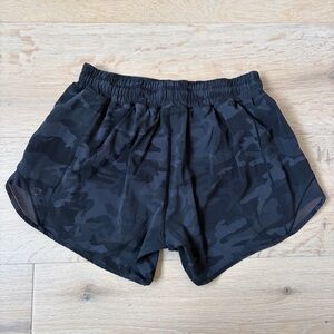 Lululemon Hotty Hot 4” Running Shorts Black Camo Sz 6 Mesh Panel Lined Gym*Y2